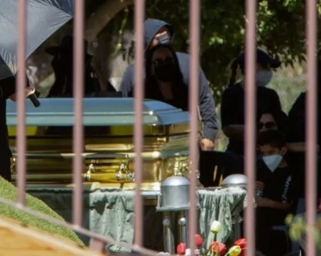 Погребаха в златен ковчег мексиканския наркобарон Ел Менчо