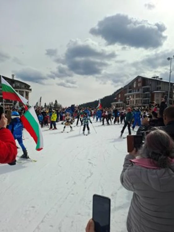 Пистите в Пампорово се напълниха от скиори в носии и трибагреници