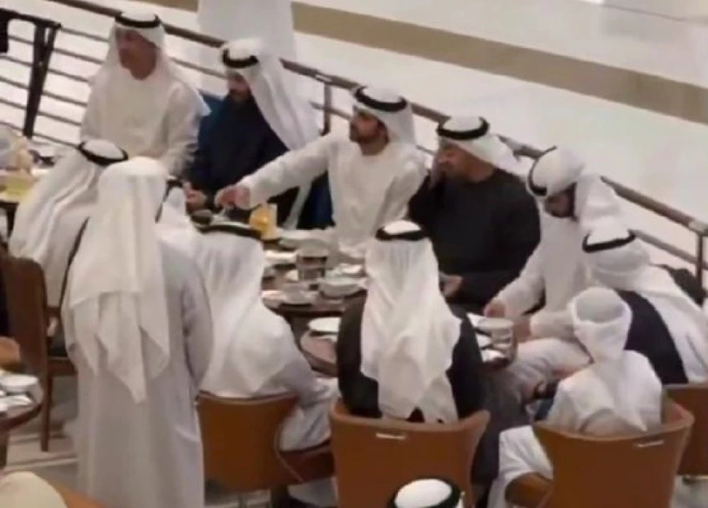 Президентът на ОАЕ и престолонаследникът на Дубай пият кафе, когато системите им хващат ирански дрон