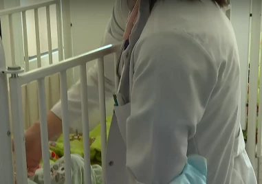 9 месеца здрави бебета живеят в болница: Търси се общ дом за близнаците