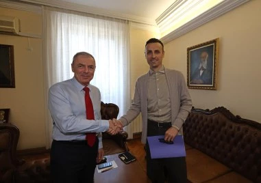 Бербатов предлага салоните в училищата да останат отворени след часовете