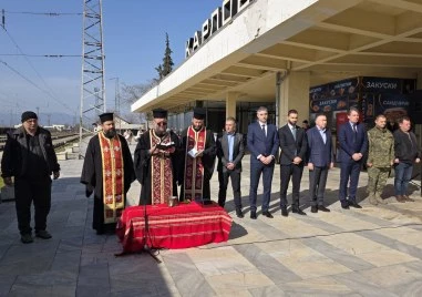 Представиха на тържествена церемония на гарата в Карлово най-новия локомотив Васил Левски