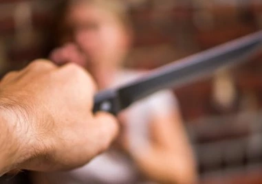 Задържаха софиянец, опрял нож във врата на приятелката си