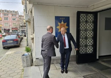 Жената на Васил Костадинов брани имиджа му с класифицирана информация