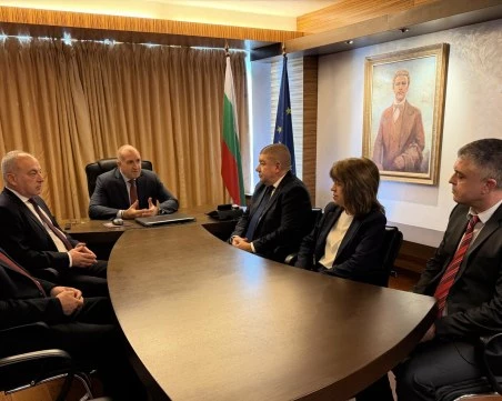 Новият проект на Радев: Нещо старо, нещо жълто и нещо откраднато