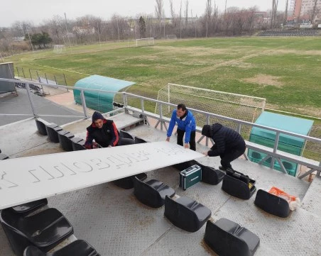 Пет фена на Спартак почистиха клубната база