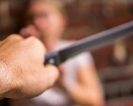 Задържаха софиянец, опрял нож във врата на приятелката си