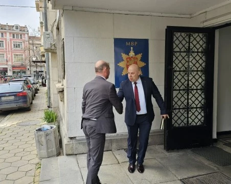 Жената на Васил Костадинов брани имиджа му с класифицирана информация