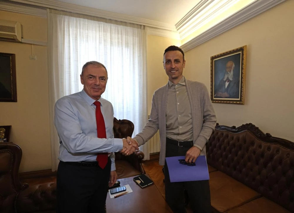 Бербатов предлага салоните в училищата да останат отворени след часовете