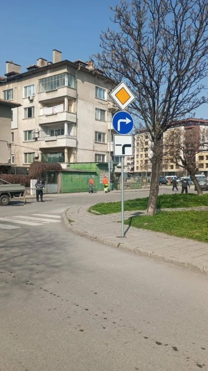 Край на транспортния хаос пред СУ „Никола Вапцаров