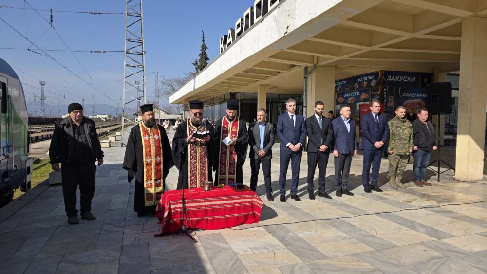 Представиха на тържествена церемония на гарата в Карлово най-новия локомотив 
