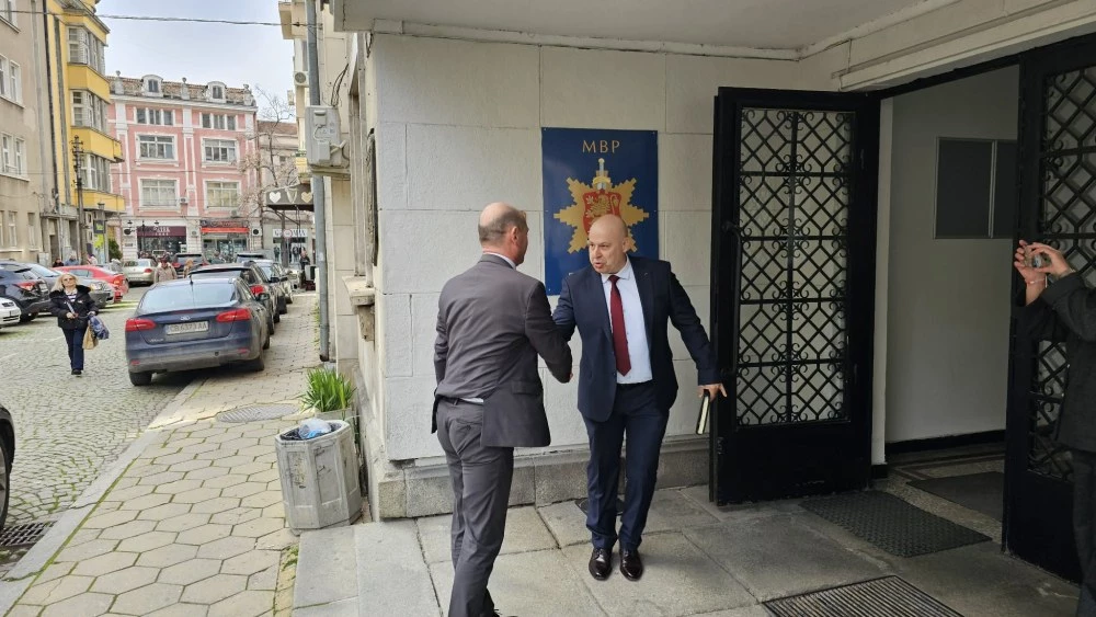 Жената на Васил Костадинов брани имиджа му с класифицирана информация