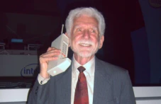 На този ден: Компанията Моторола представя първия в света преносим клетъчен телефон