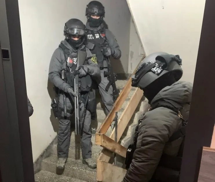 ГДБОП разби престъпна банда! Задържаха 8 души, иззеха пари и лъскави коли СНИМКИ