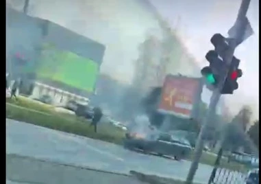 Кола пламна на метри от бензиностанция на Карловско шосе