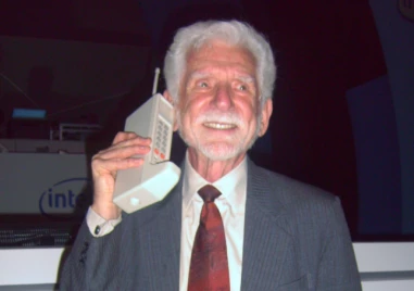 На този ден: Компанията Моторола представя първия в света преносим клетъчен телефон