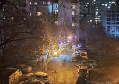 Пожар бушува на висок етаж в жилищен блок в Южен