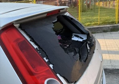 Вандализъм в Кючук Париж: Счупиха с камък стъклото на кола