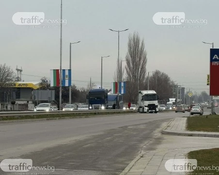 Катастрофа предизвика задръстване на Кукленско шосе, удариха се камион и бус