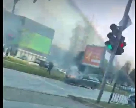 Кола пламна на метри от бензиностанция на Карловско шосе