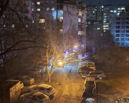 Пожар бушува на висок етаж в жилищен блок в Южен