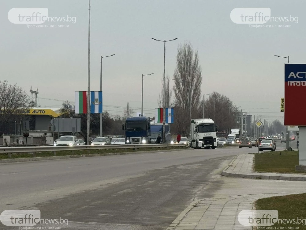 Катастрофа предизвика задръстване на Кукленско шосе, удариха се камион и бус