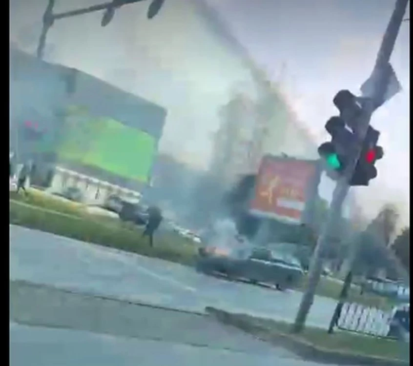 Кола пламна на метри от бензиностанция на Карловско шосе