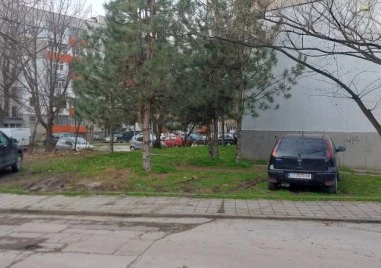 След голяма авария на улица в Кършияка: Ограничават автомобили да спират в тревните площи