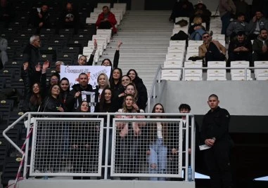 Ученици изненадаха своя учител по физическо на стадион Локомотив