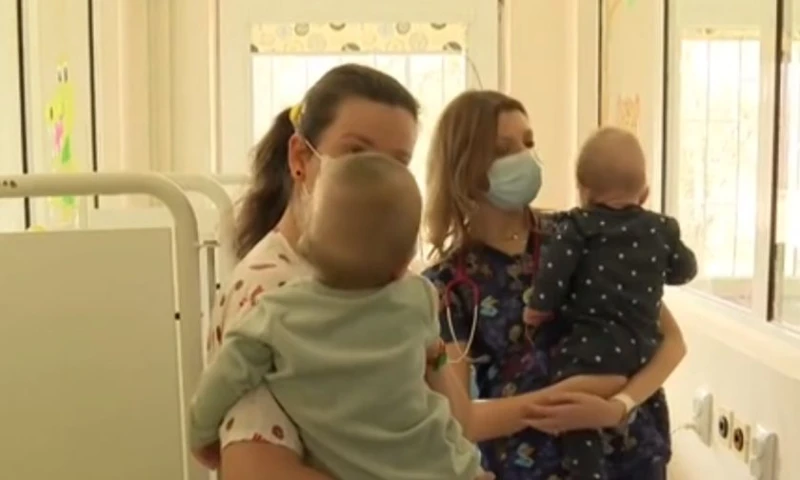 Близнаците, отглеждани в болница: Нито едно от петте деца на майката не живее с нея