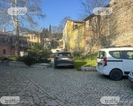 Кола от Истанбул спря в Лапидариума в центъра на Пловдив