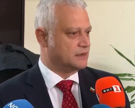 Министър Дечев: Ще се запозная с аргументите на протестиращите и ще взема решение за Костадинов