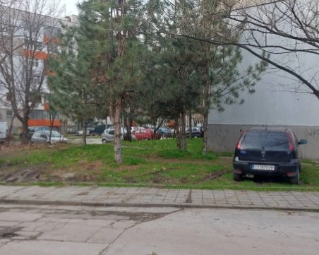 След голяма авария на улица в Кършияка: Ограничават автомобили да спират в тревните площи