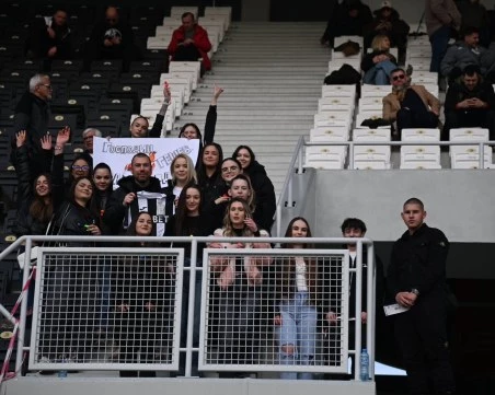 Ученици изненадаха своя учител по физическо на стадион 