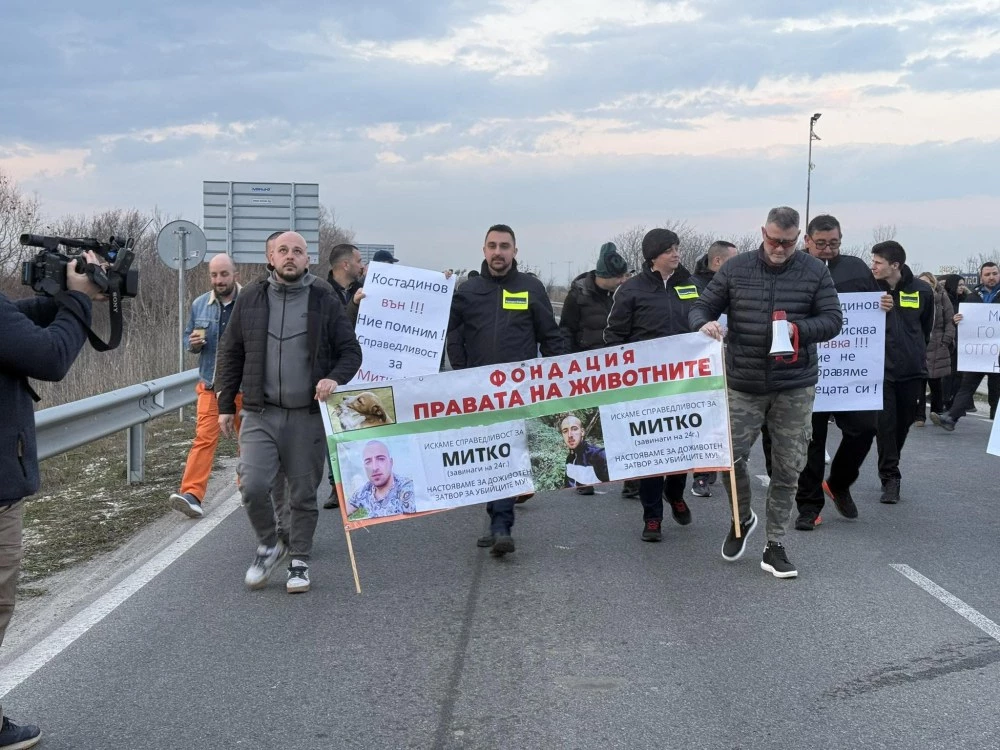 Протестът срещу Васил Костадинов се мести в София, искат оставката му пред МВР