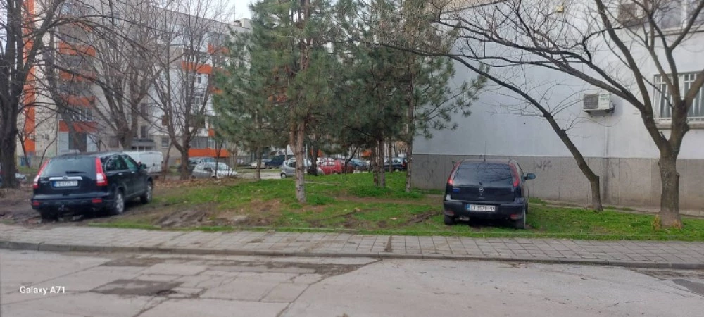 След голяма авария на улица в Кършияка: Ограничават автомобили да спират в тревните площи