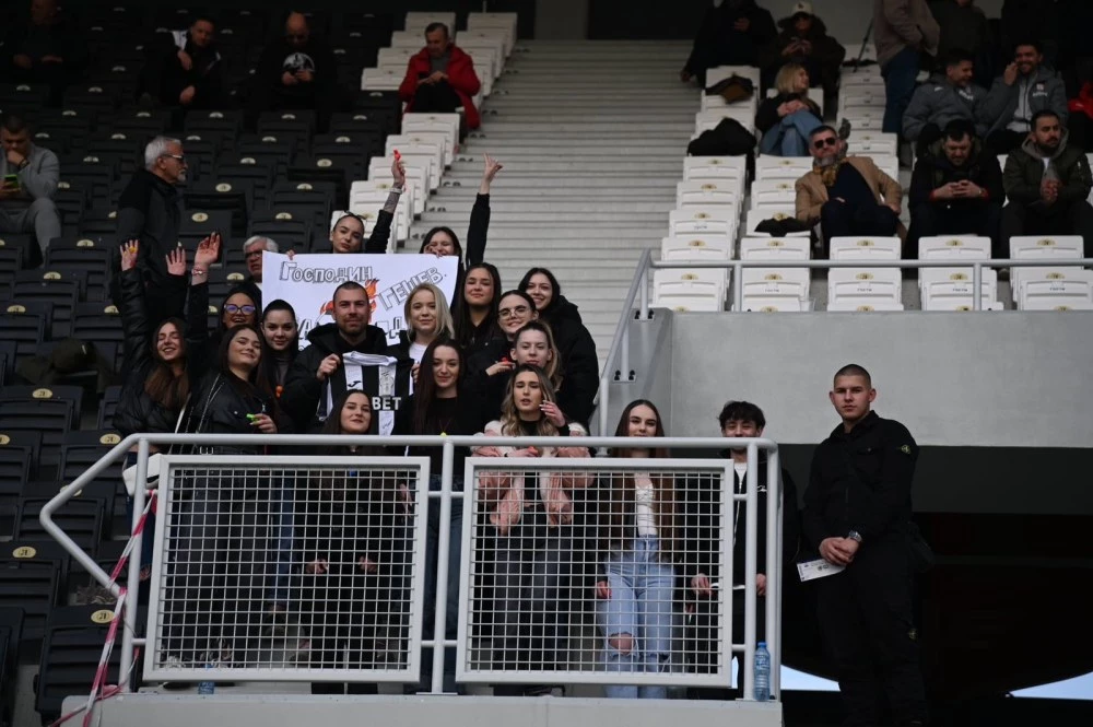 Ученици изненадаха своя учител по физическо на стадион 