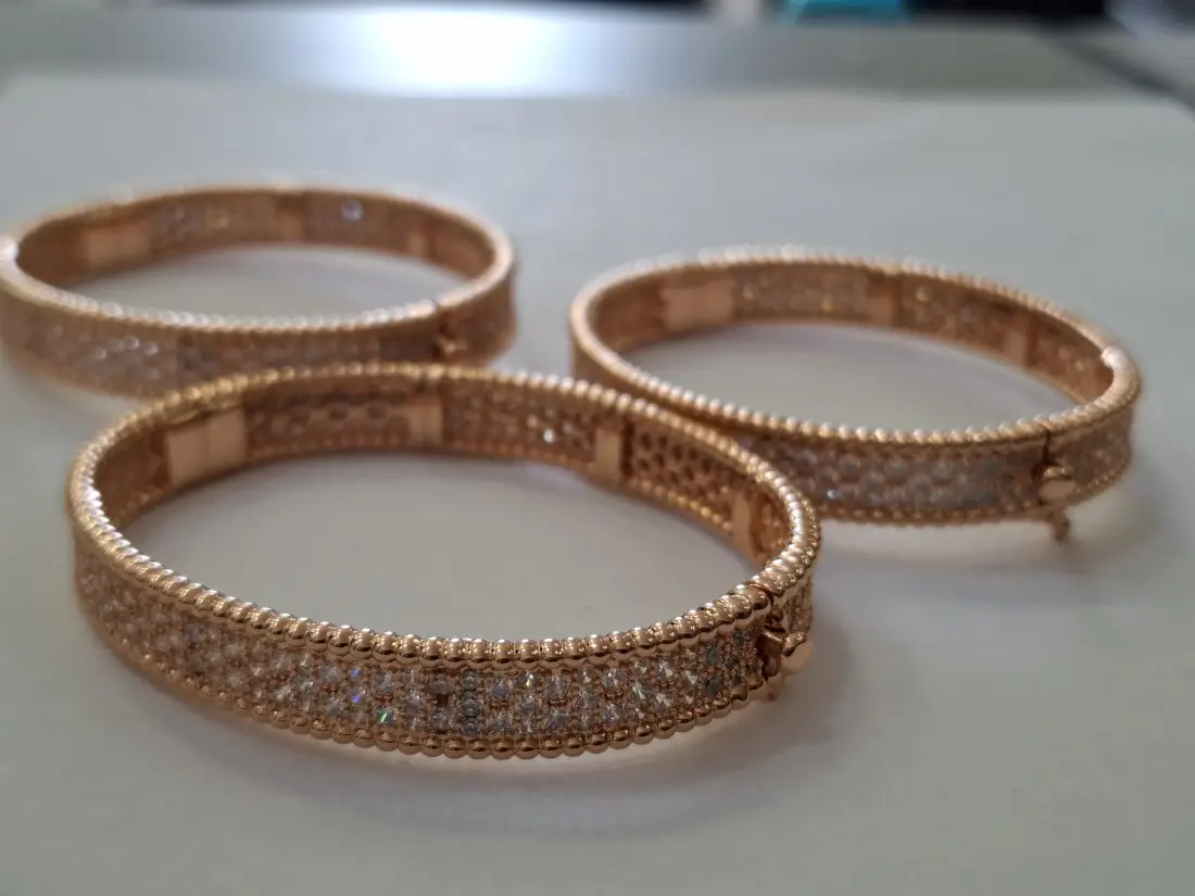 Задържаха над 1200 бижута с фалшиви марки в София