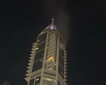 Отломки от иранска ракета поразиха луксозен небостъргач в Дубай