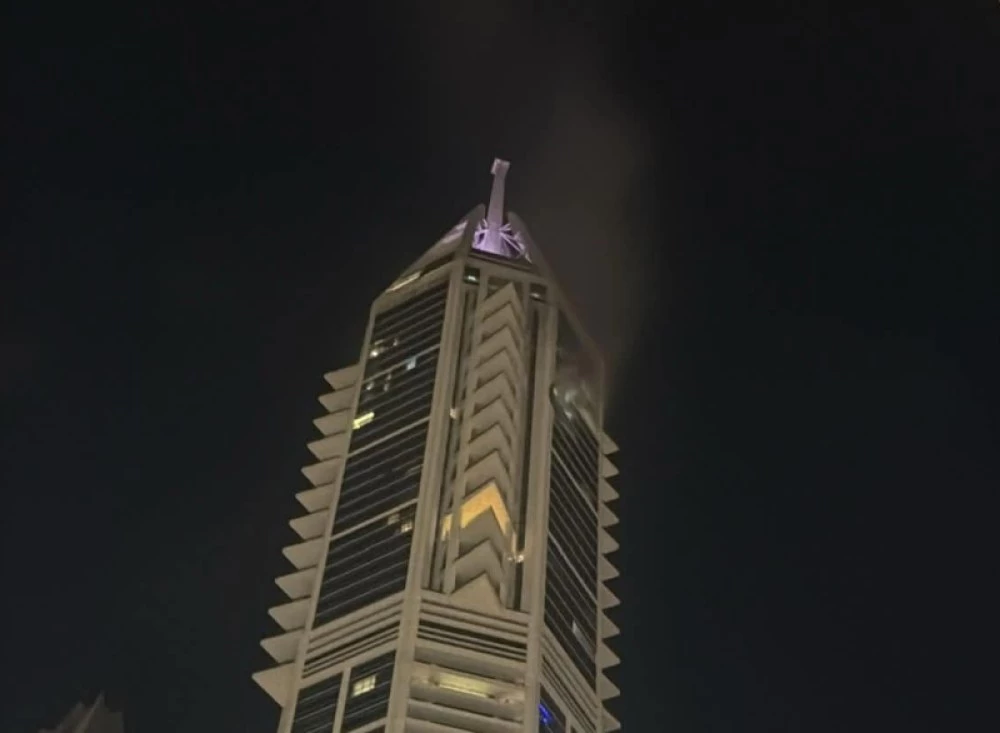 Отломки от иранска ракета поразиха луксозен небостъргач в Дубай