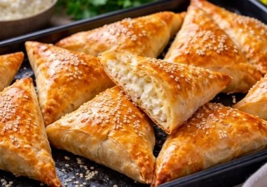 Рецепта за триъгълни банички с извара за закуска