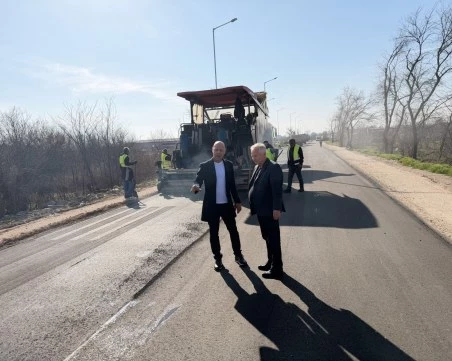 Ремонтът на Рогошко шосе навлиза в решителна фаза: Полагат последния пласт асфалт до моста