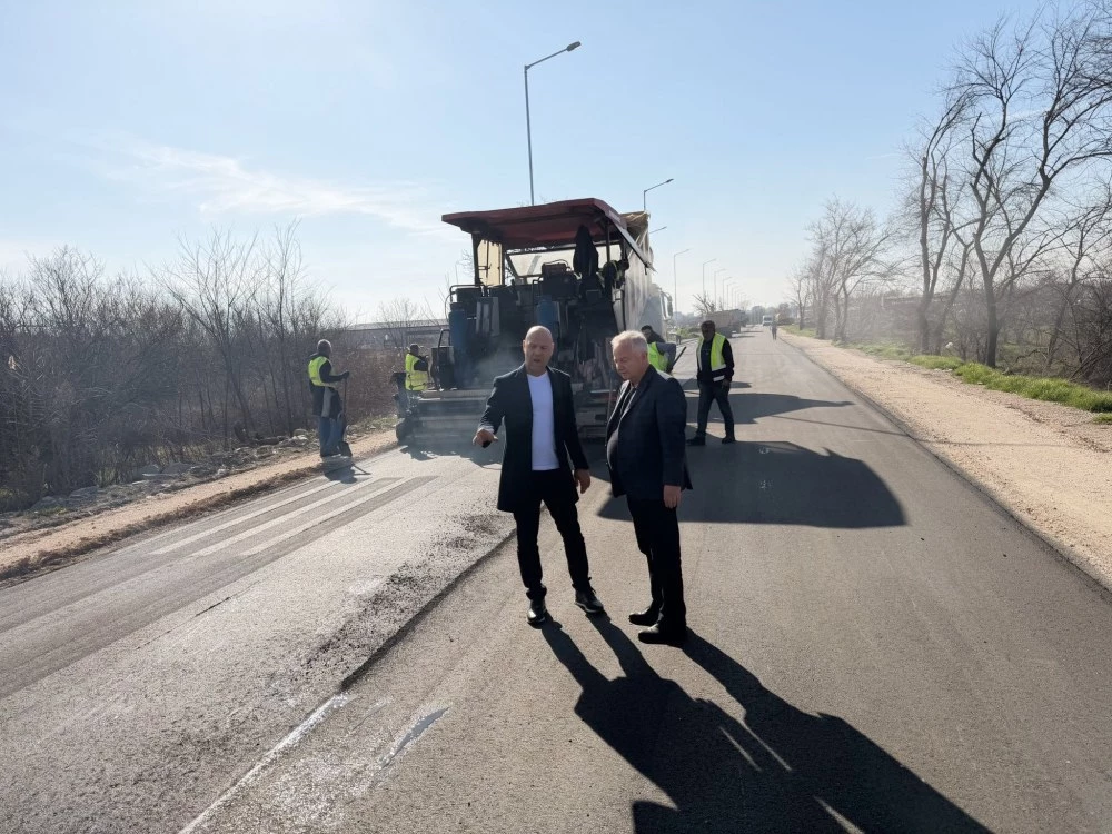 Ремонтът на Рогошко шосе навлиза в решителна фаза: Полагат последния пласт асфалт до моста