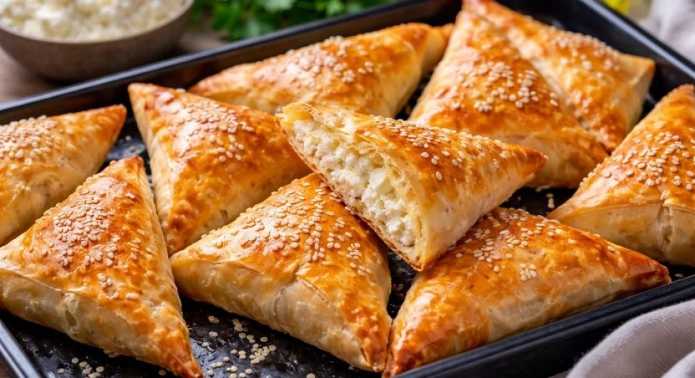 Рецепта за триъгълни банички с извара за закуска