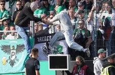 Фенове деактивираха ВАР по време на мач във Втора Бундеслига
