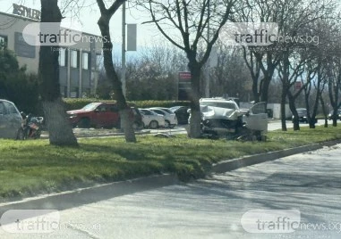 БМВ излетя от пътя и се вряза в дърво в Тракия