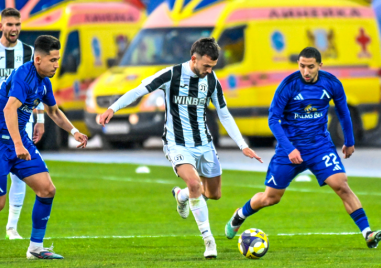 Локо беше много близо да препъне и Левски, но дузпа в края спаси сините