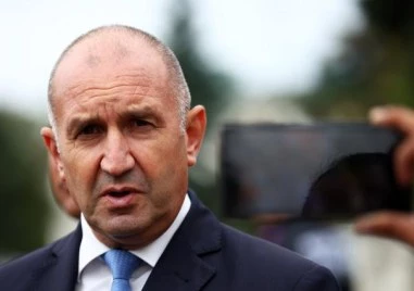 Мълчанието е злато или политическият „шпагат на Радев – между площада и задкулисието