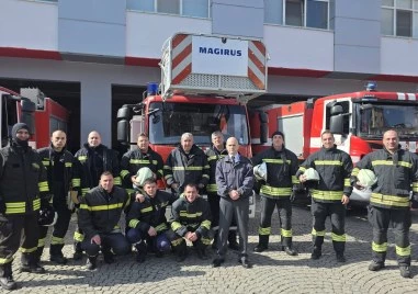 Навръх рождения си ден: Пожарната изпрати дългогодишен инспектор след 30 години вярна служба