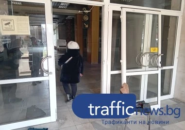 Пенсионери нахлуха в сградата на Централна поща в Пловдив, дочули, че няма да раздават пенсии